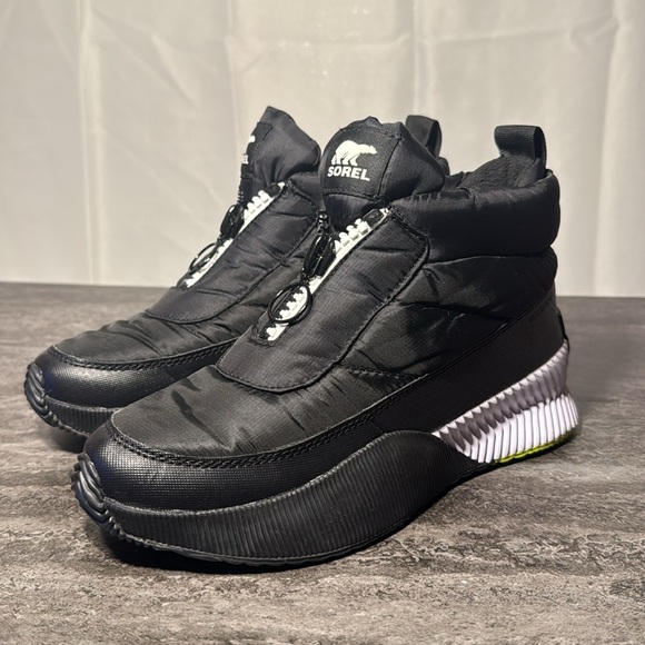 Sorel Women’s Black Out N About III Puffy Zip Boot Sneaker. Size 8 - Picture 3 of 10